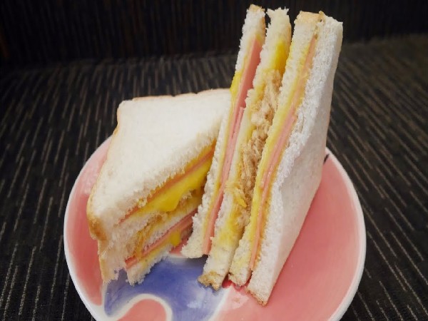 แซนวิสไก่หยองน้ำสลัด