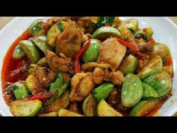 ผัดเผ็ดอกไก่มะเขือเปราะ