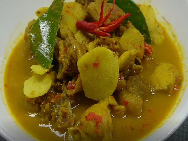 แกงพริกไก่ข่าซอย