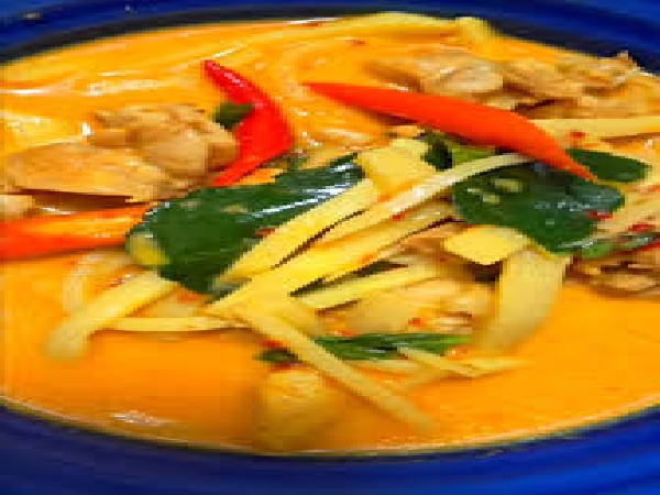 แกงกะทิไก่หน่อไม้เส้น