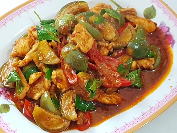 ผัดเครื่องแกงไก่มะเขือโหระพา